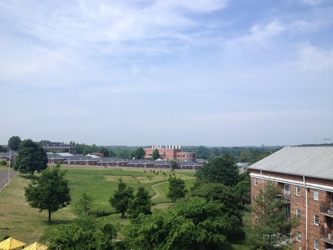 Building Photo - Spacious One Bedroom/One Bathroom Apartment in Montpelier Village with Panoramic Balcony Views wi...