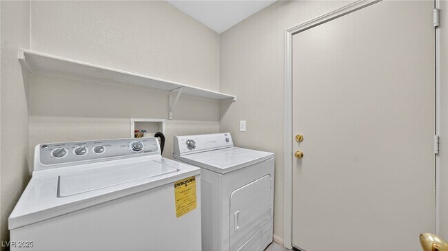 Building Photo - 10460 Wellington Manor Ave