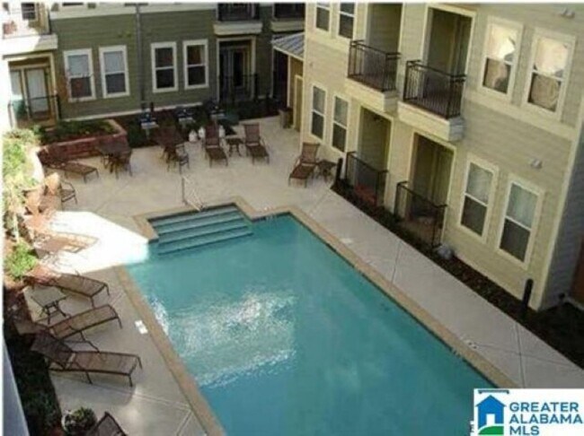 Building Photo - Sleek City Living: Oversized 2BR with Open Floor Plan