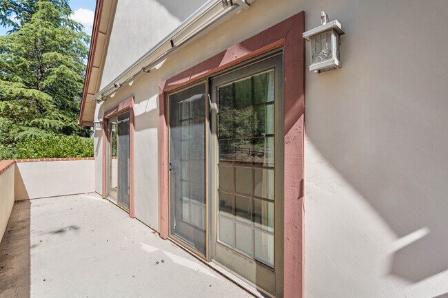 Building Photo - Brilliant Tavern Bay Home