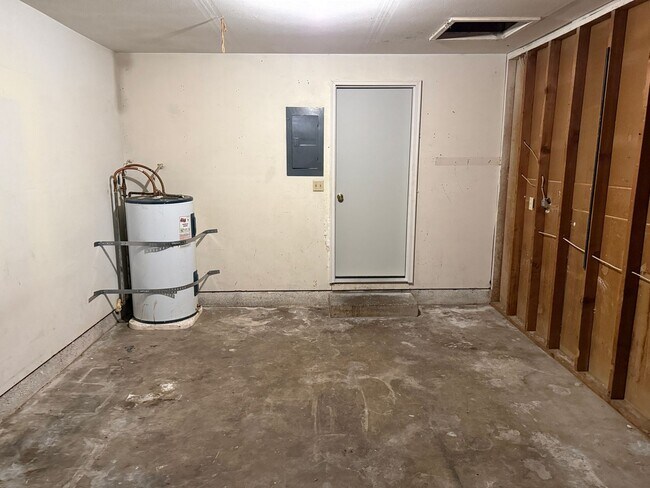 Building Photo - Updated single level 2 bed/1 bath duplex in Springfield!