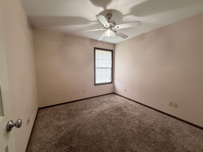 Building Photo - Discover this spacious 3-bedroom, 2-bathroom home in Russellville, AR.
