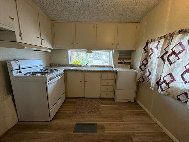 Building Photo - 2 BR Willow Beach with BOAT/RV Marina Membership available!