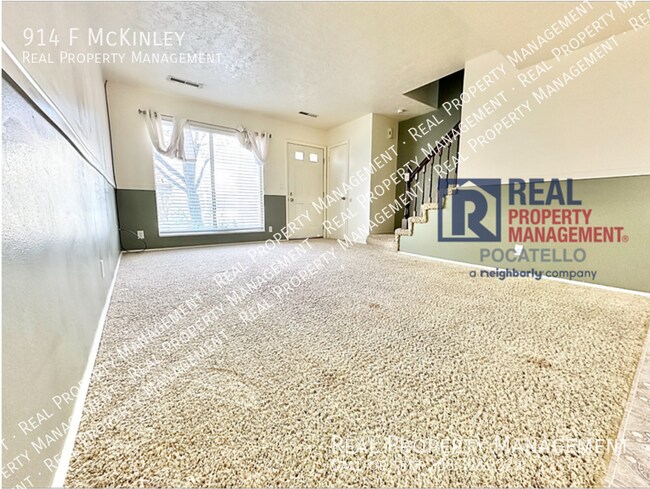 Building Photo - 2 bed 1.5 bath townhome - Covered parking