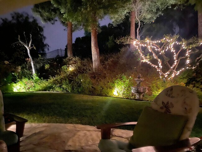 Building Photo - Private Courtyard Entry & Expansive Backyard Oasis