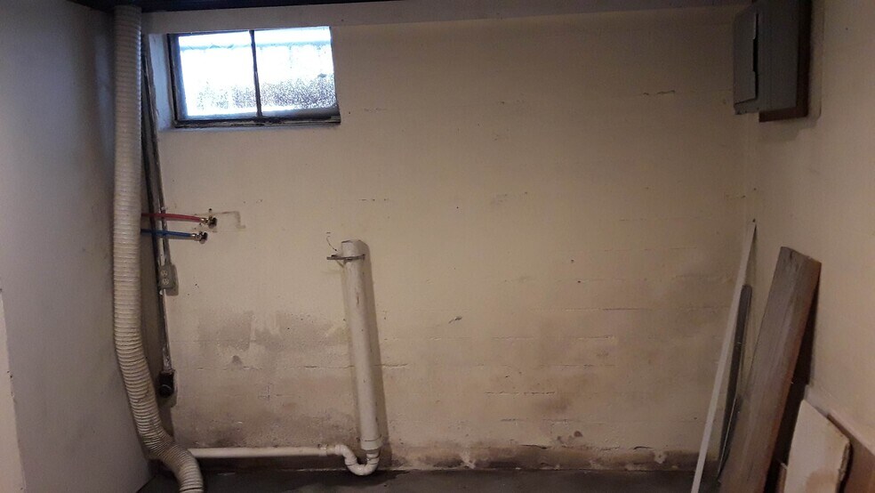 Washer / dryer hook ups - 1776 Dixdale Ave