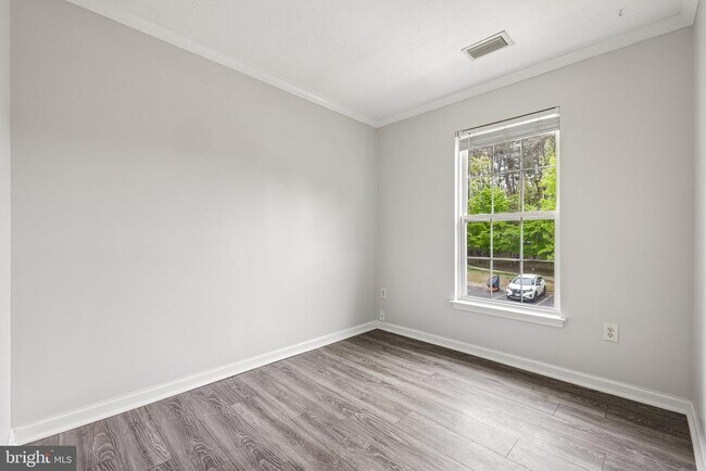 Building Photo - 8727 Thornbrook Dr