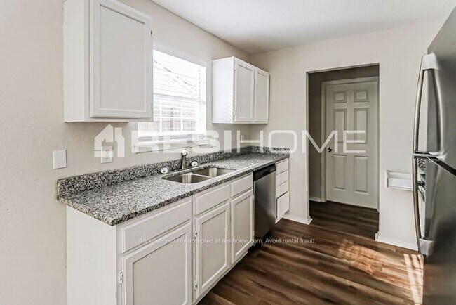Building Photo - 3037 Pinecrest St