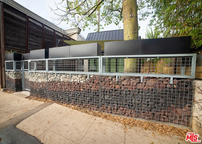 Building Photo - 205 Venice Way