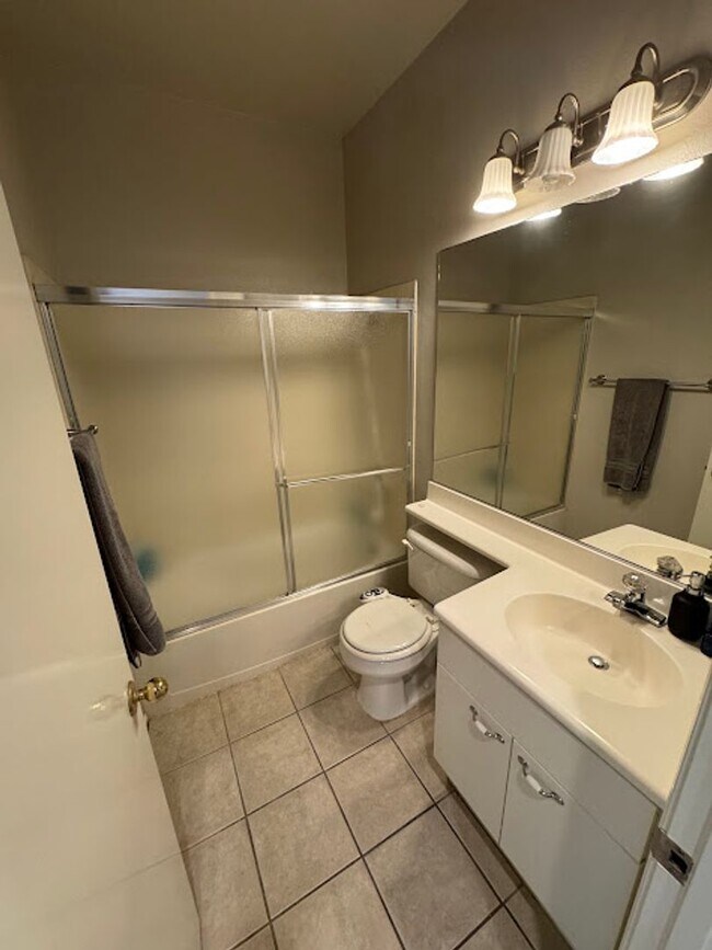 Building Photo - Welcome to this stunning 3-bedroom, 2.5-ba...