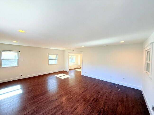 Building Photo - 4447 Lockwood Ave