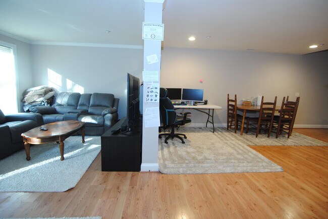 Building Photo - 3 Maple Ridge Dr