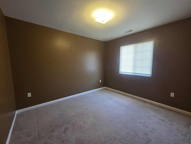 Building Photo - Beautiful Town House