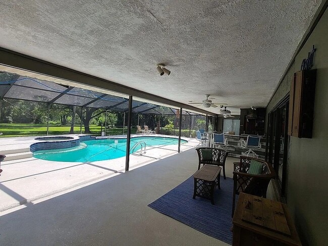 Building Photo - Spacious 4 Bedroom 3 Bath in Southoak