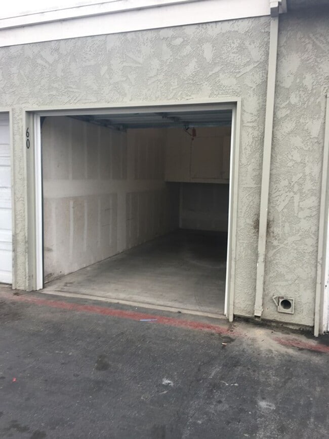 Building Photo - Updated End Unit 3 Bedroom Townhome