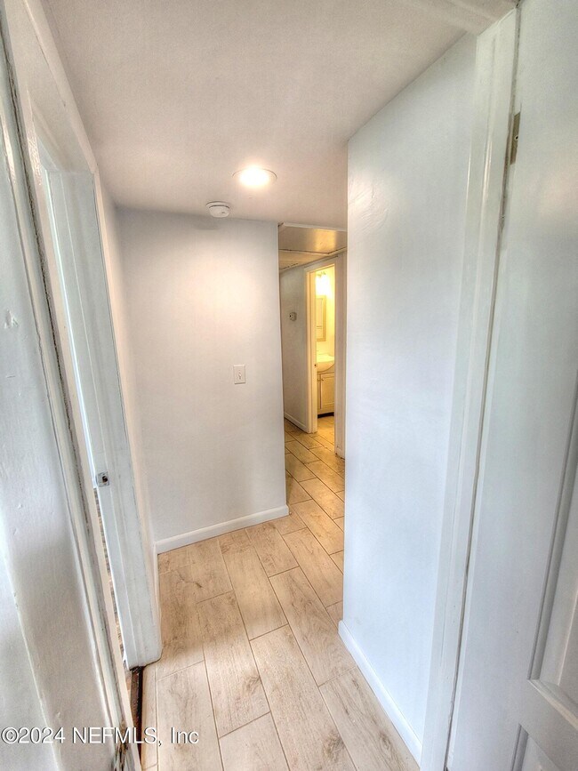 Building Photo - 3919 Skycrest Dr