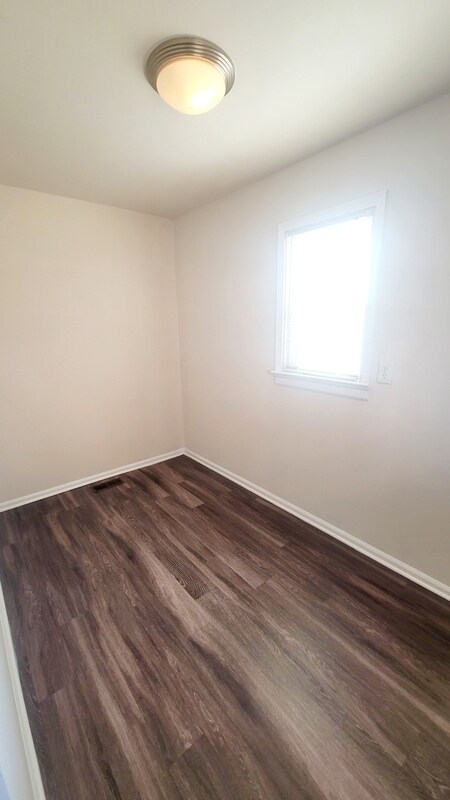 Building Photo - 9305 Fox Run Dr