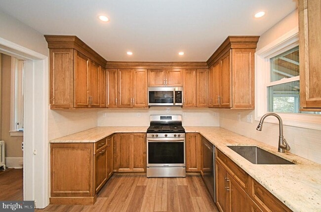 Building Photo - 232 Morgan St