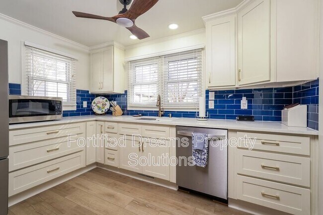 Building Photo - 395 Lake Dr