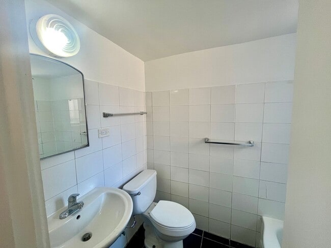 Building Photo - Cozy Garden level 2 bed 1 bath near Centra...