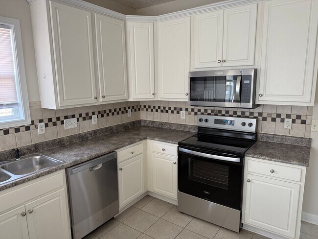 Building Photo - Jack Britt School District! 5br, 2.5 ba