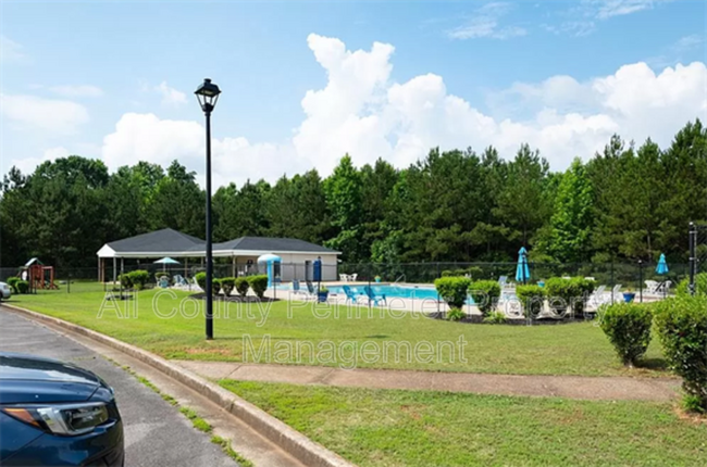 Building Photo - 708 Riverside Dr