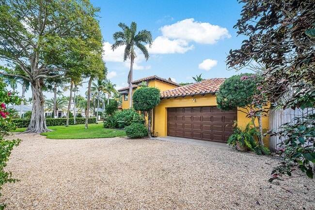 Building Photo - 334 Palm Trail