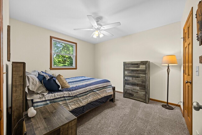 Building Photo - 15414 N River Beach Dr