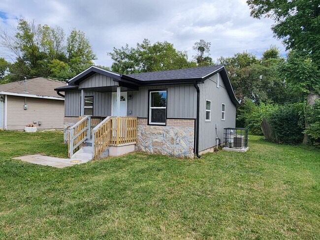 Building Photo - Spacious 2-Bedroom, 1-Bathroom Home AVAILA...