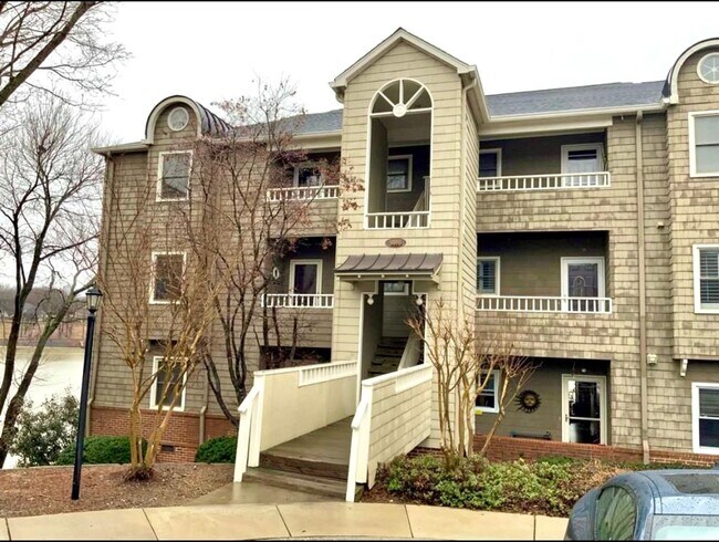 Building Photo - Beautiful waterfront condo on Lake Wylie!