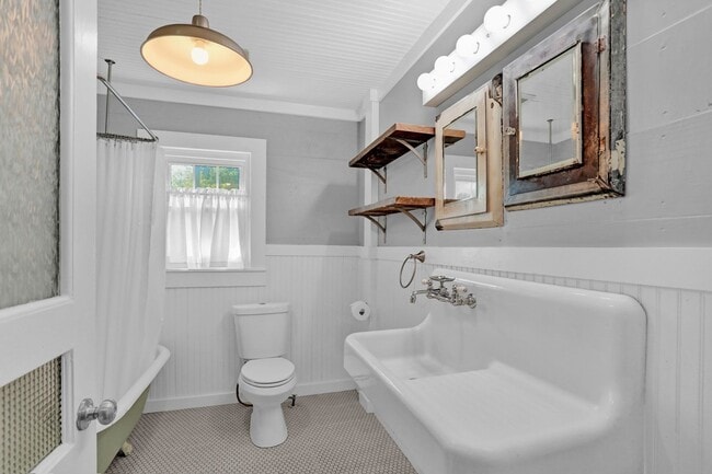 Building Photo - Cutest Cottage available Now in McKinney!
