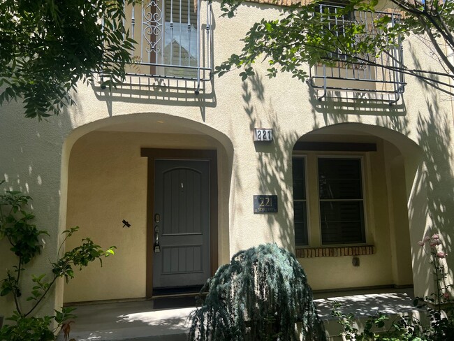 Building Photo - Beautiful 3 bed 3.5 bath Townhouse with A/C in Mountain View. Blocks from Downtown.