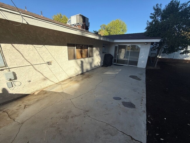 Building Photo - 3-Bedroom Home with Dog Run and Private Ya...