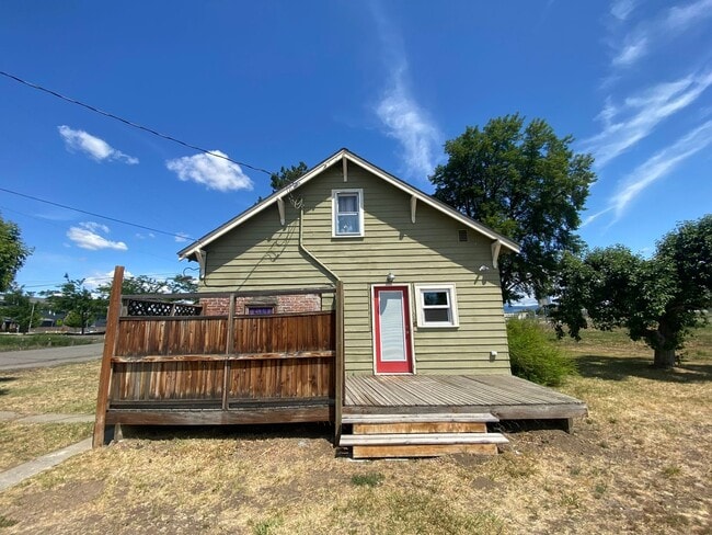 Building Photo - 2 Bed, 1 Bath House with Laundry Across fr...