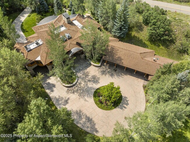 Building Photo - 715 Willoughby Way