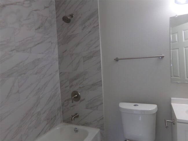 Building Photo - 414 Gardenia St