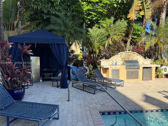 Building Photo - 2600 NE 135th St