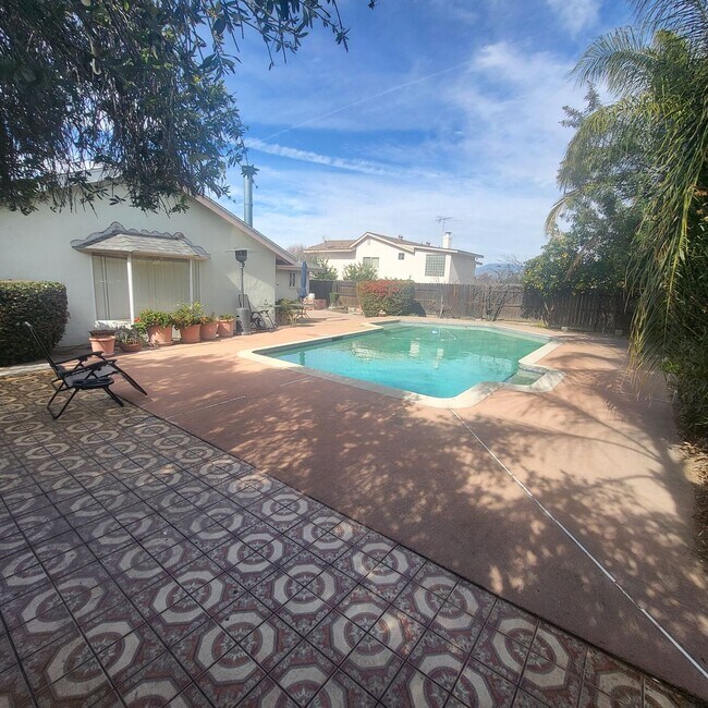 Building Photo - Lovely Pool Home In Loma Linda Community