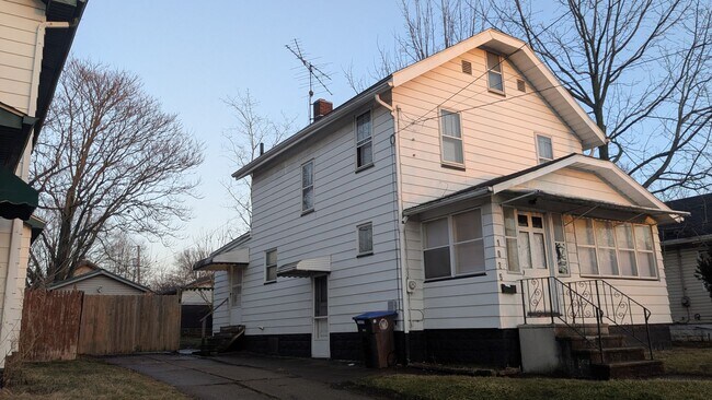 Building Photo - Charming 3-bedroom, 1.5-bathroom home located in the heart of Akron