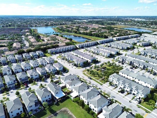 Building Photo - 2636 SE 13th Ct