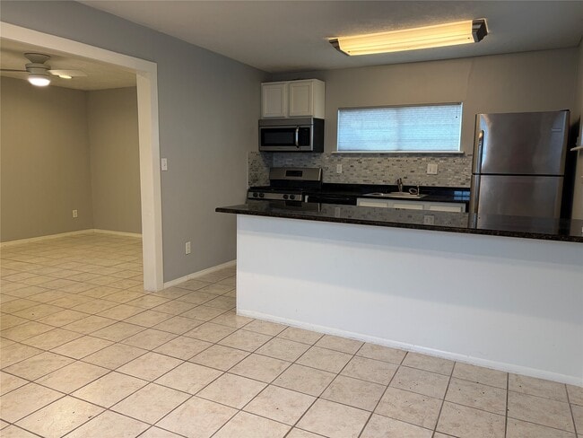 Building Photo - 405 1/2 Walton St