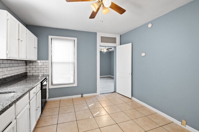 Building Photo - Dutchtown 2 bed 1 bath Single-Family for R...