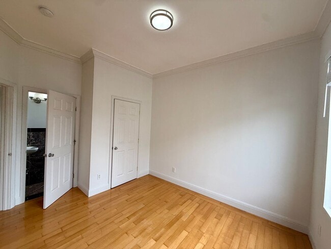 Building Photo - 2068 McAllister St