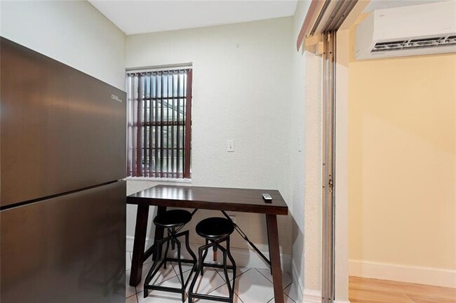Building Photo - 8453 Southampton Dr