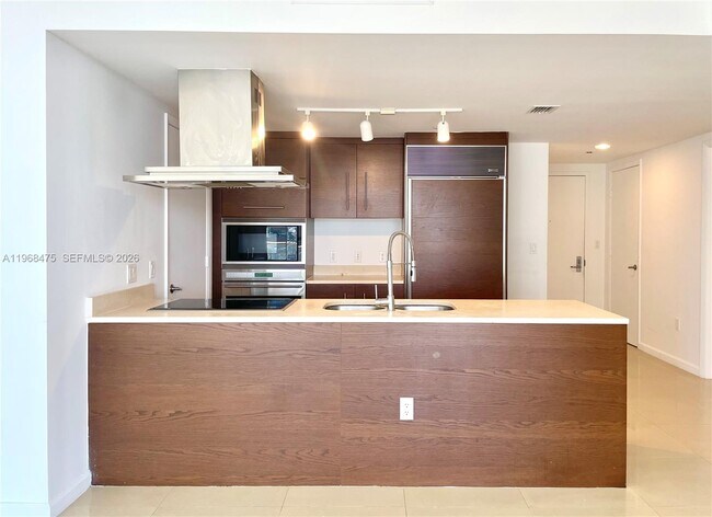 Building Photo - 495 Brickell Ave