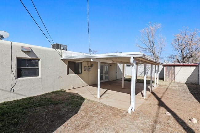 Building Photo - Roomy 3 Bedroom Home with a Fireplace