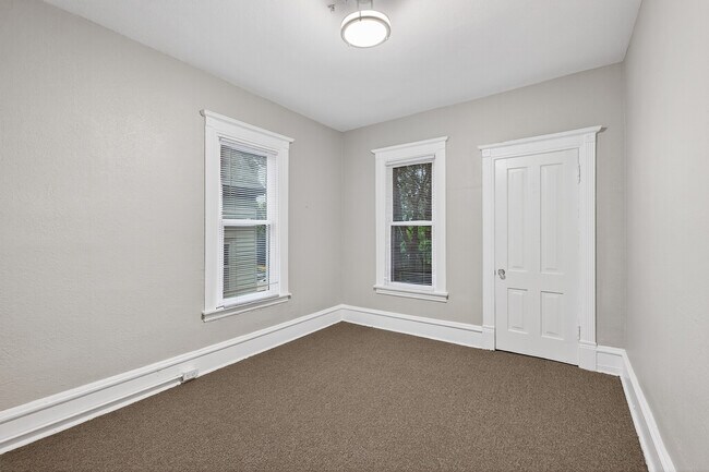 Building Photo - 812 7th St SE