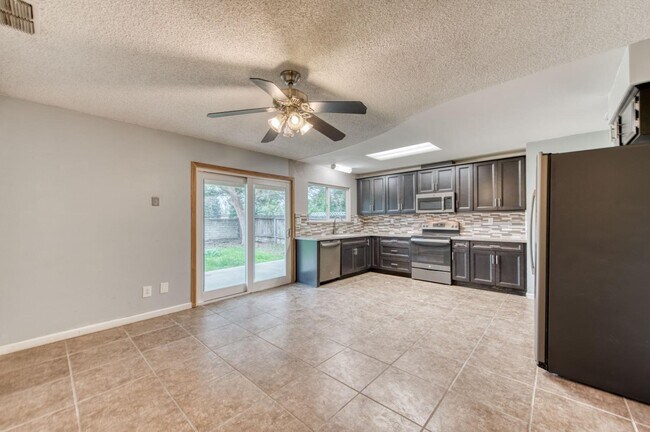 Building Photo - 2700 Monocott Dr