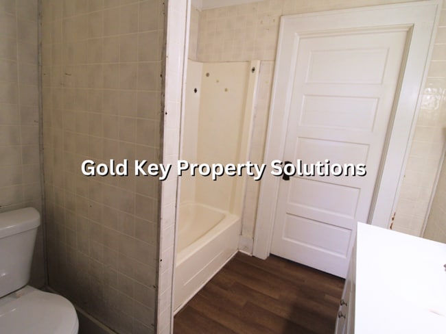 Building Photo - Spacious 2 BR 1 BA House with Covered Front Porch (SECTION 8 APPROVED)