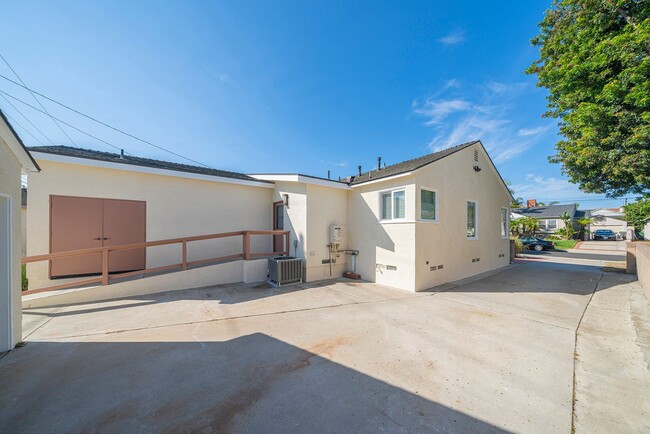 Building Photo - Charming Manhattan Beach Home Rental!
